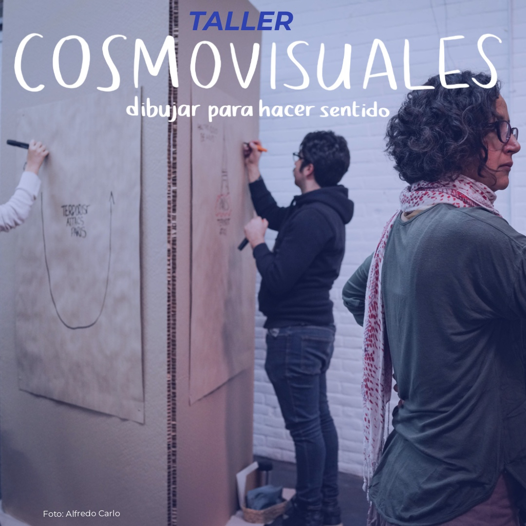Dos personas paradas frente a hojas de papel Kraft, haciendo documentación gráfica en un taller. Foto por Alfredo Carlo.